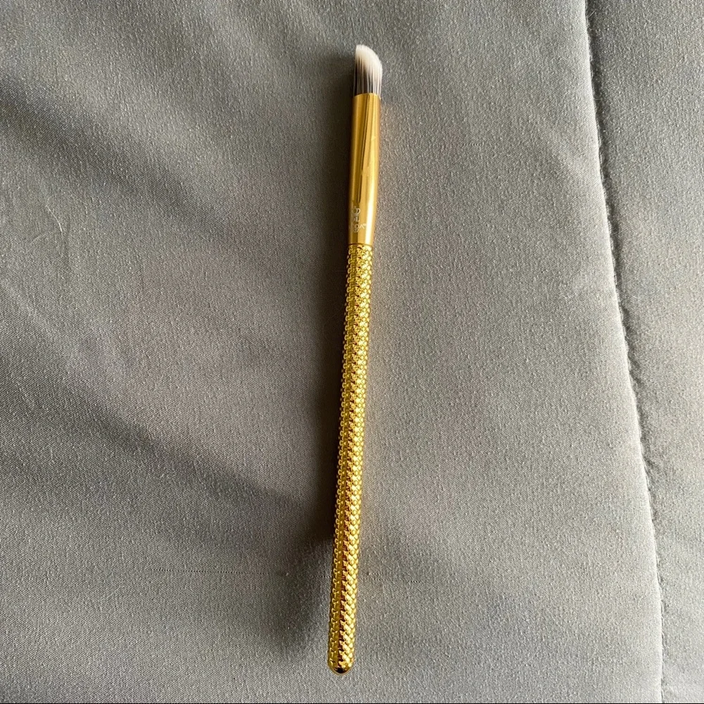 Free with a bundle🔥New eye brush